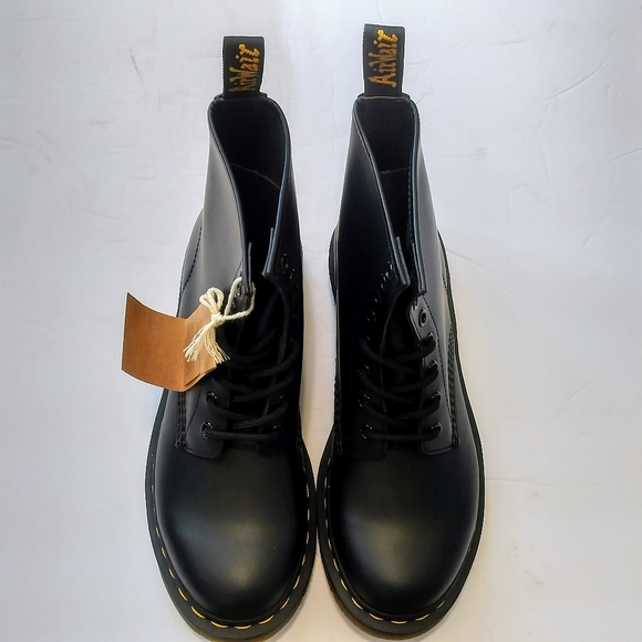 Dr. Martens Women's 1460 Original Eight-Eye Boot. Smooth Leather, Black Size 8 - Picture 1 of 8